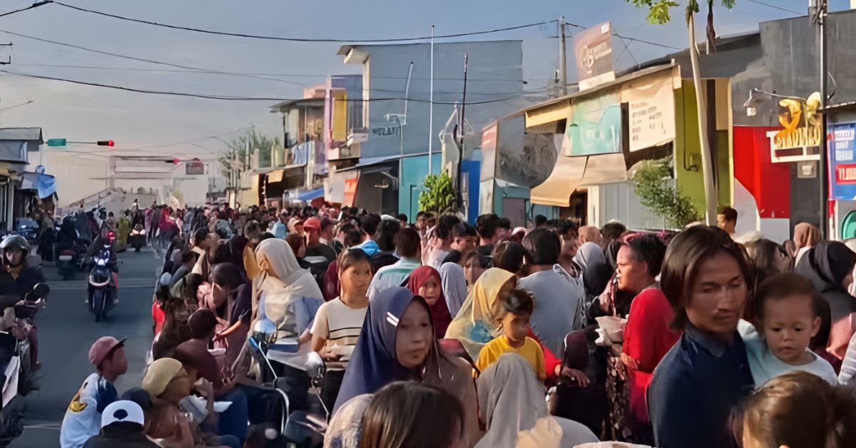 Perayaan Kupatan di Sukolilo Baru: Warga Tak akan Pulang sebelum Makanan Ludes
