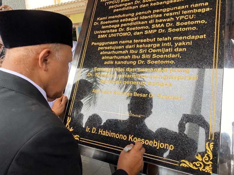 Unitomo Terima Maklumat Keluarga Dr Soetomo