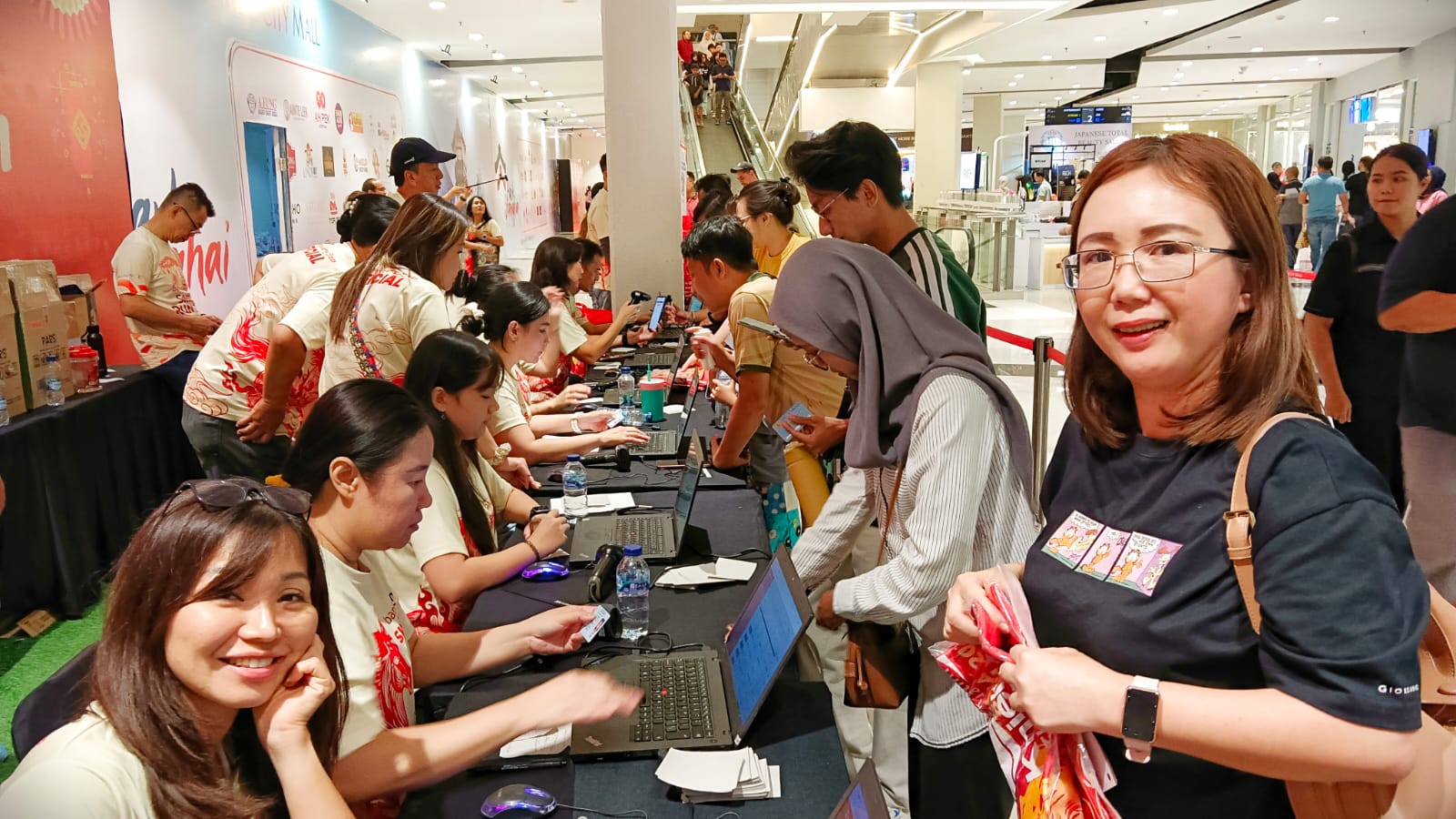 Pengambilan Race Pak Day 2 Bank Jatim Sincia Run 2026, Peserta Antusias