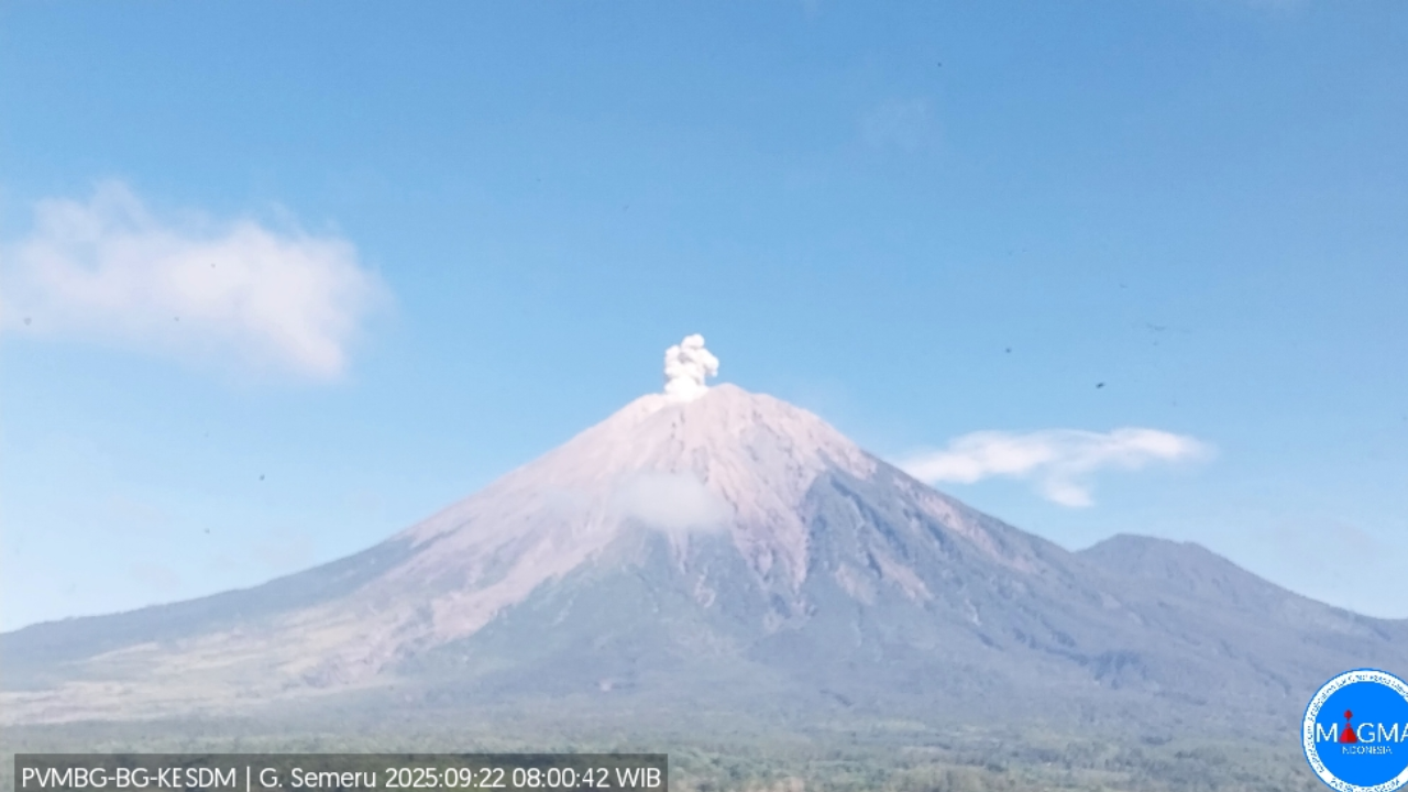 Gunung Semeru 5 Kali Erupsi di Senin Pagi, Ketinggian Kolom Abu Mencapai 700 Meter
