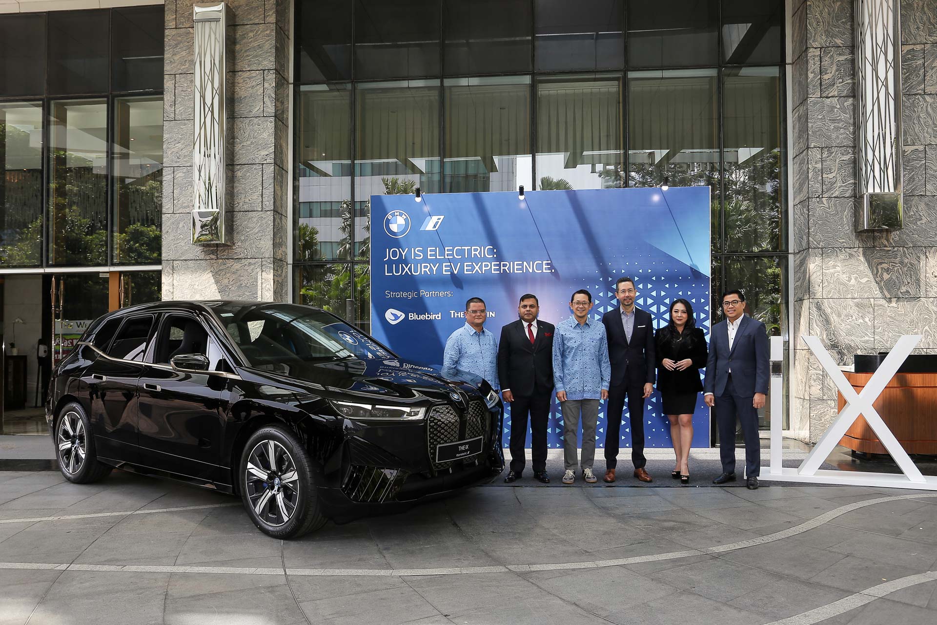 Kolaborasi BMW Indonesia dan Bluebird Group, Hadirkan Taksi Listrik BMW iX