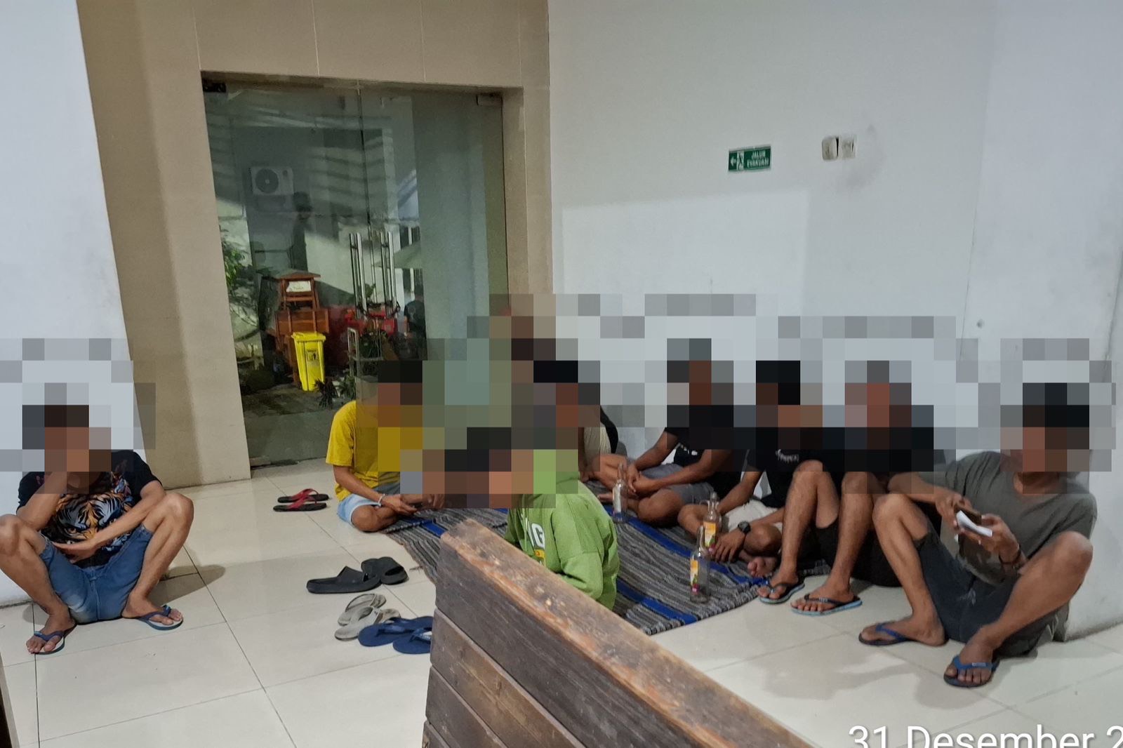 Lagi, Satpol PP Surabaya Amankan 11 Pemuda Sedang Asyik Pesta Miras di Jembatan Suramadu