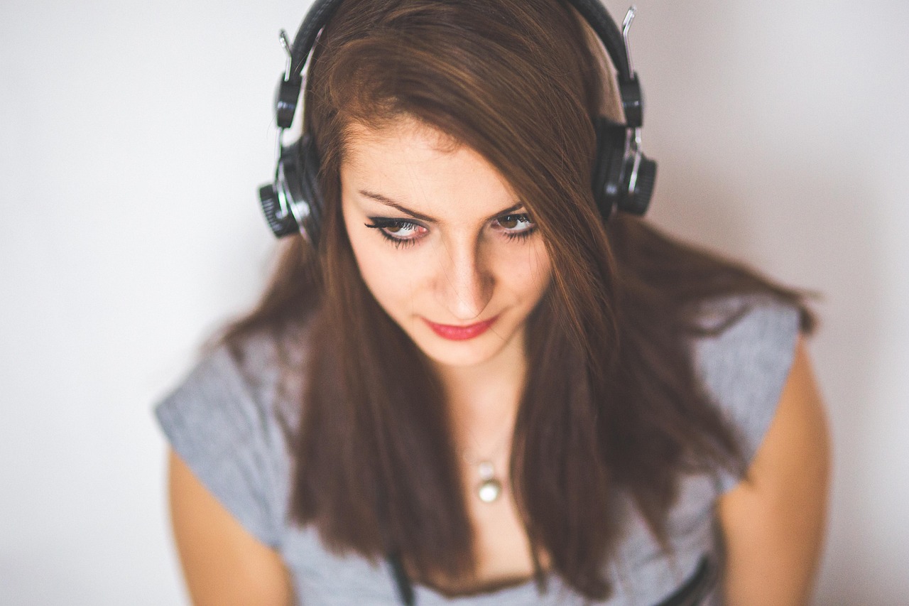 5 Rekomendasi Playlist Musik untuk Menenangkan Pikiran di Tengah Rutinitas Padat