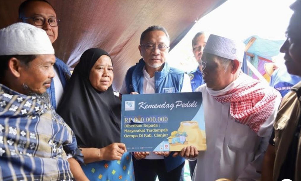 Datang Langsung ke Tenda Pengungsian, Mendag Zulhas Beri Bantuan Rp 500 Ribu Per Keluarga Bagi Korban Gempa Cianjur