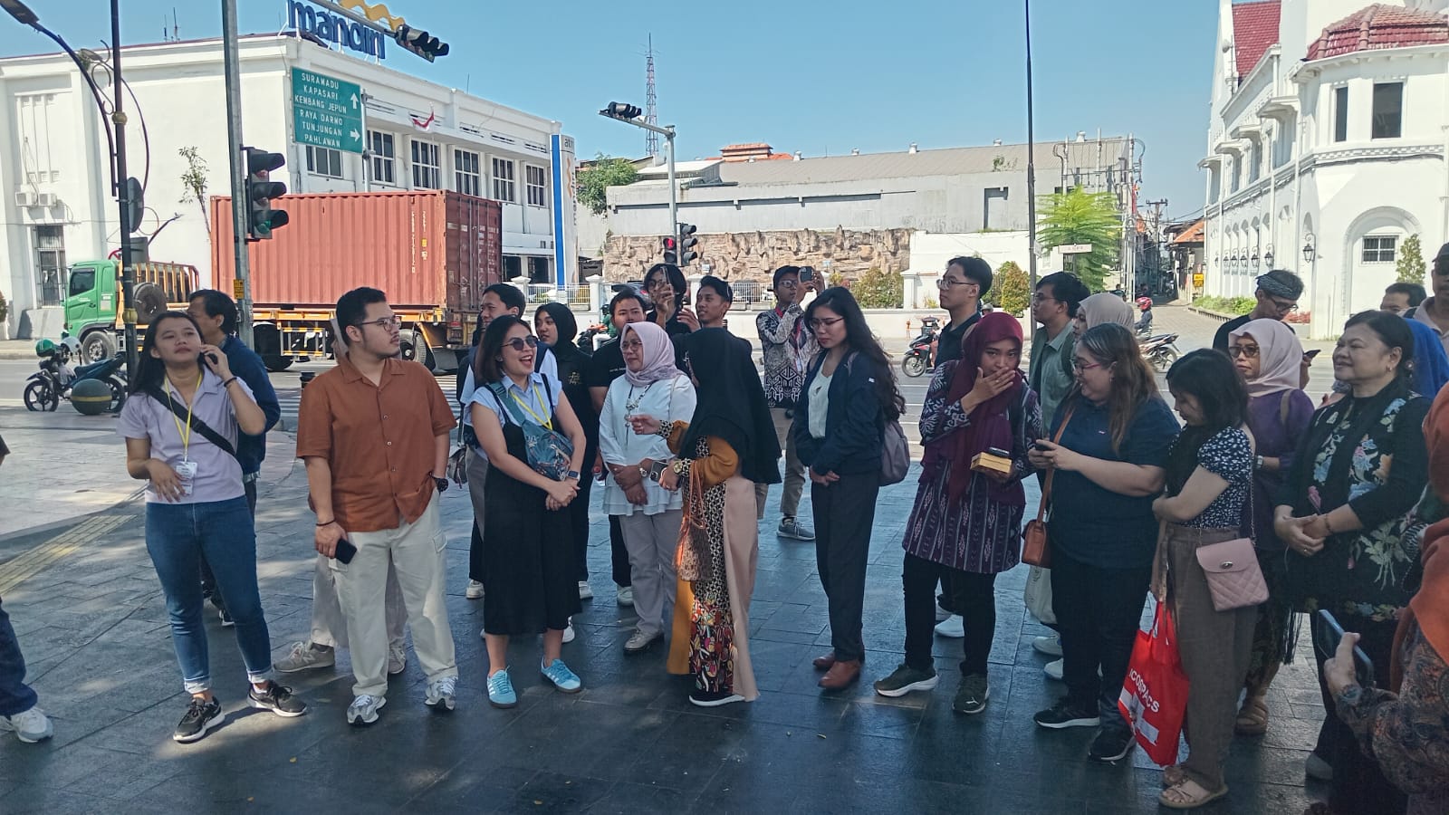 Menutup ICOSPACS 2025 dengan City Tour: Dari Jembatan Merah sampai Sirup Limun