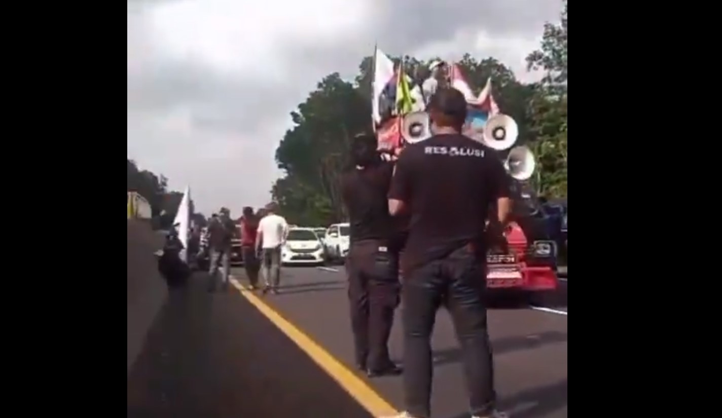 Demo Buruh di Tol Cipularang Arah Bandung Bikin Macet Total, Pengguna Jalan Ngeluh: Sangat Menyusahkan!