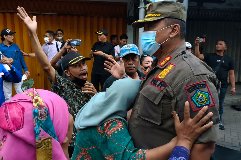 Diwarnai Aksi Dorong,  Pasar Larangan Tetap Direlokasi