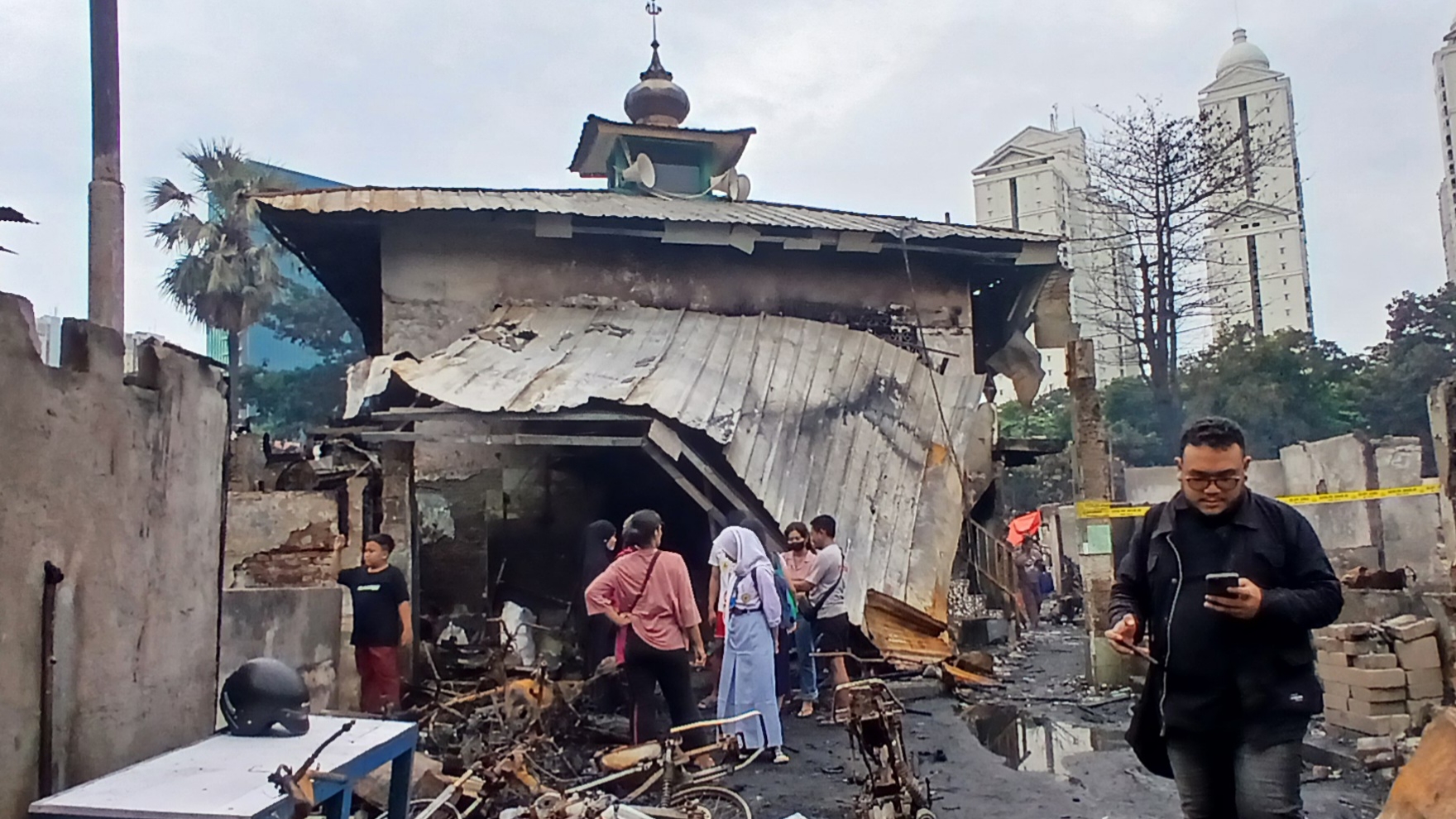 Masya Allah, Warga Takjub Lihat Alquran dan Musala Tak Tersentuh Api Saat Kebakaran Kemayoran: Kebesaran Allah!