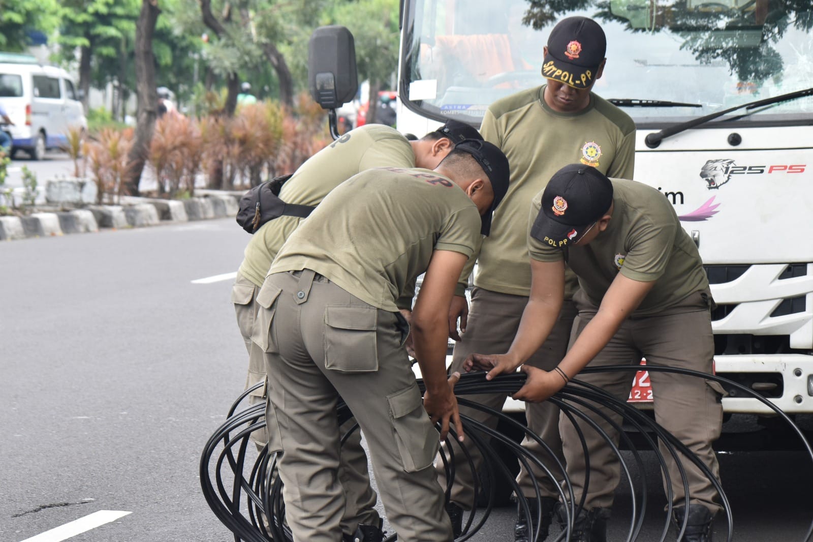 Satpol PP Surabaya Sikat Belasan Tiang dan  Kabel FO Ilegal di Panjang Jiwo 