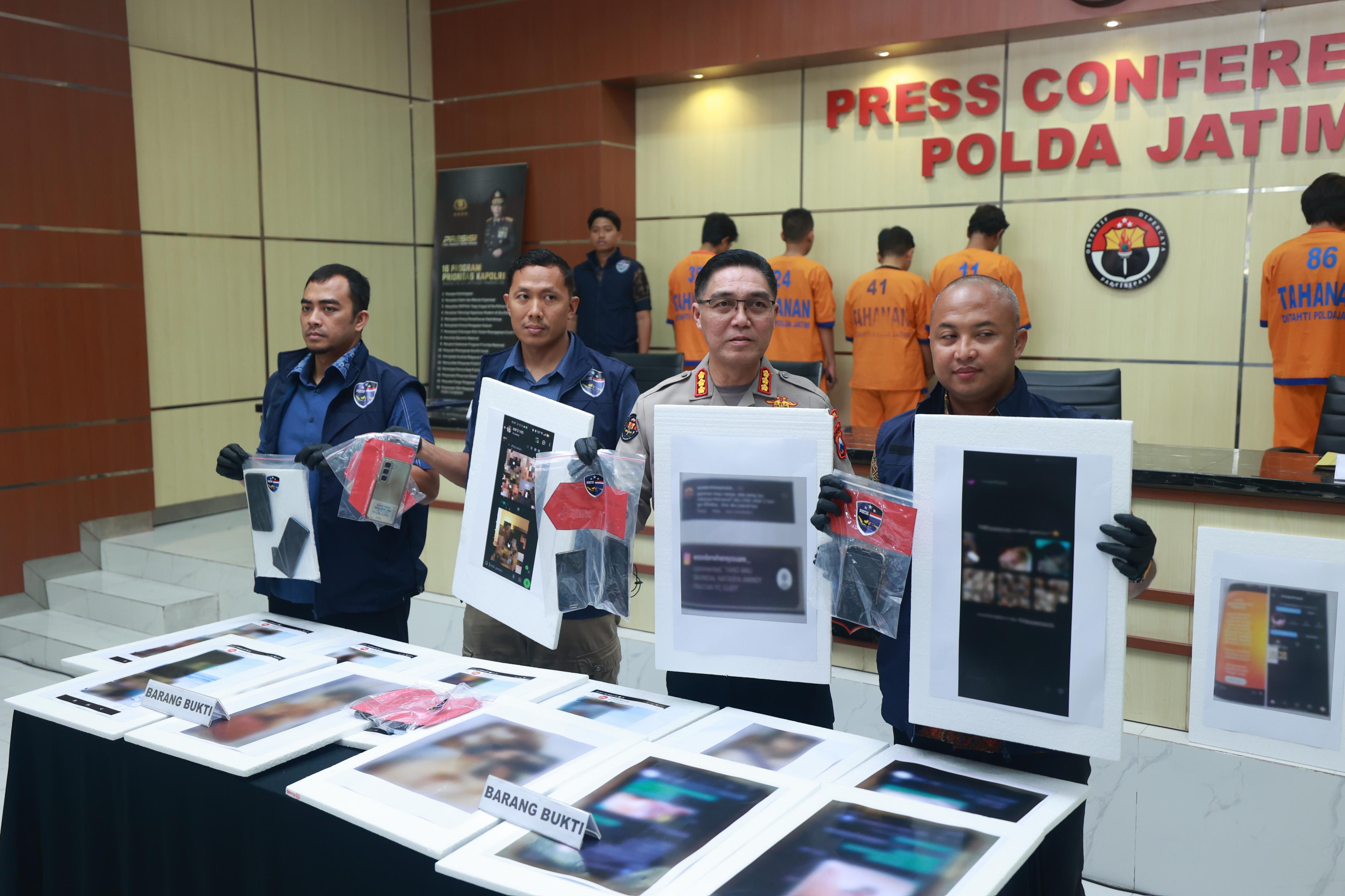 Admin dan Anggota Group WA Gay di Surabaya Dibekuk, Motifnya Cari Pasangan