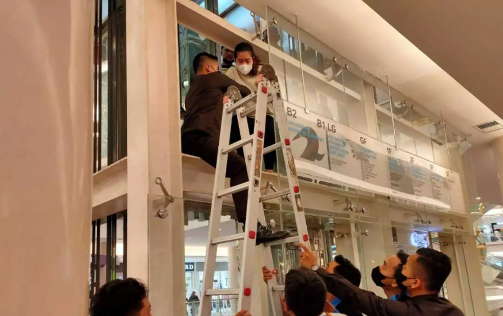 10 Orang Saat Dievakuasi dari Dalam Lift Mall Macet di Purwokerto  