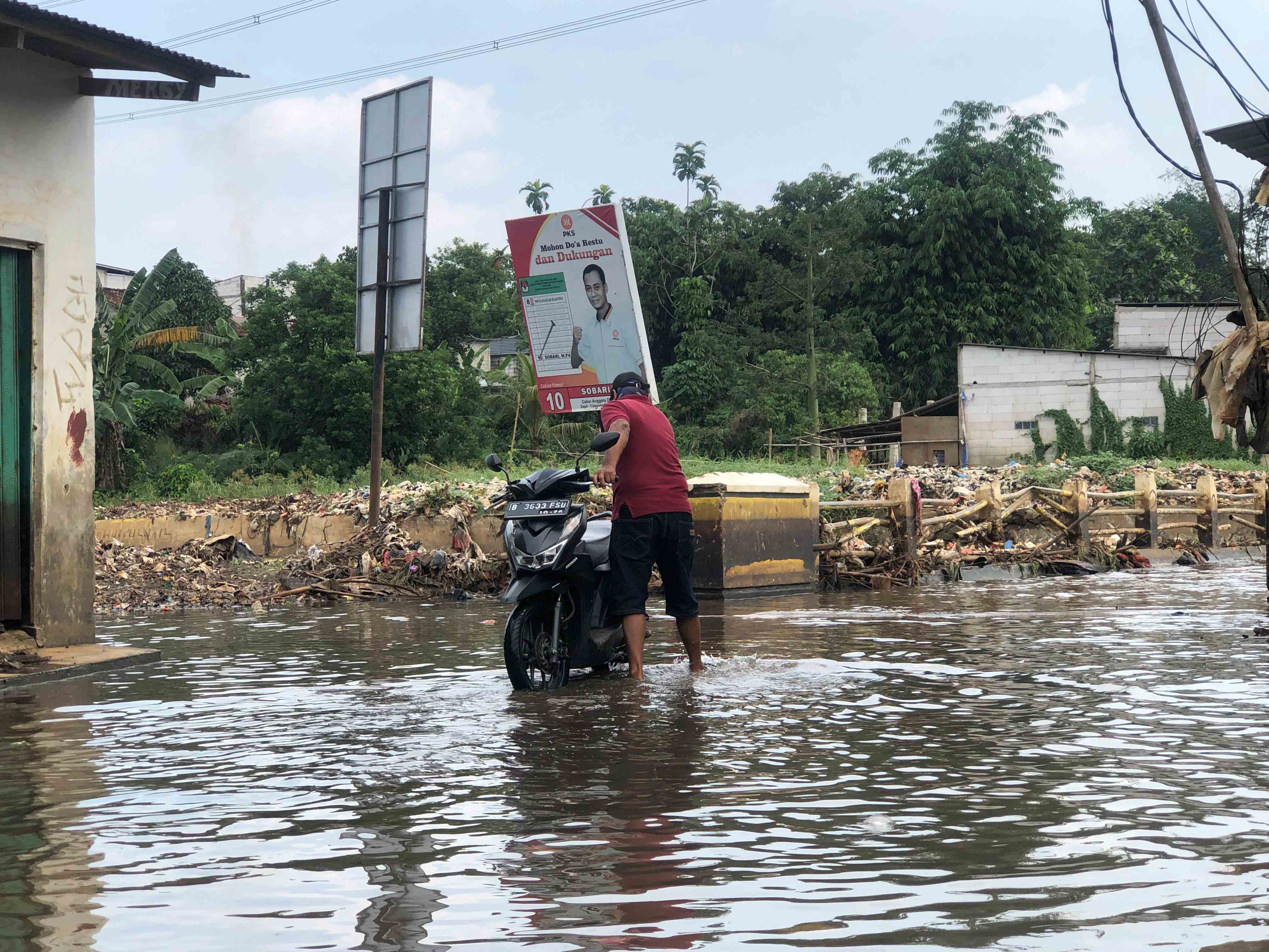Hampir Setahun Banjir Tak Pernah Surut, Warga Depok Manfaatkan Air untuk Cuci Motor hingga Memancing
