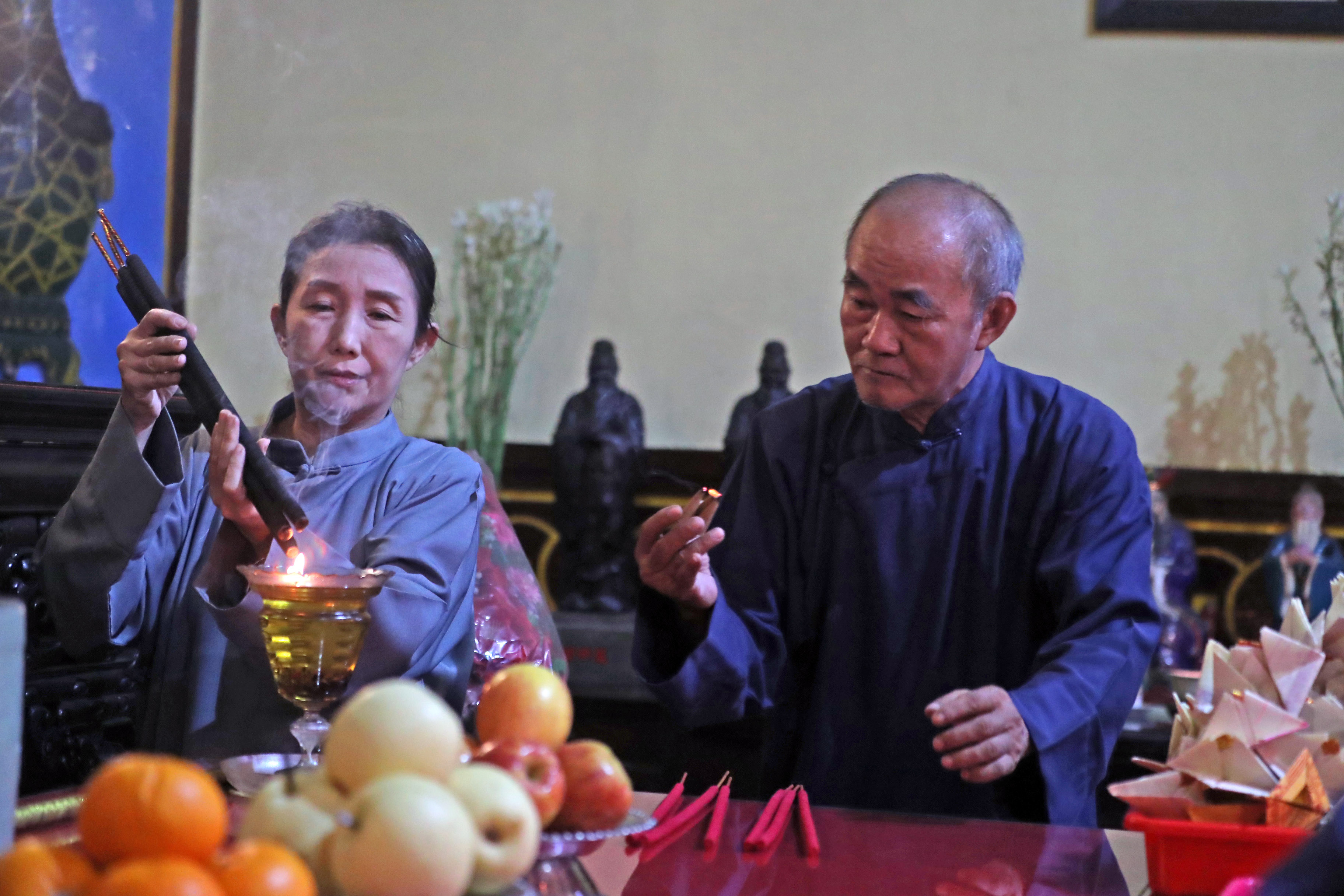 Cisuak Jelang Imlek di Kelenteng Boen Bio, Panjatkan Harapan Sepanjang Tahun