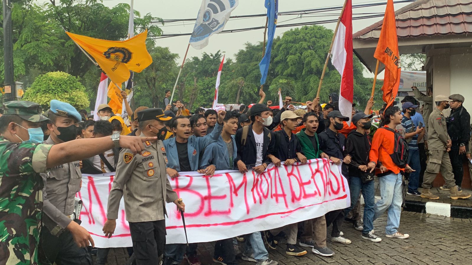 Ribuan Masa Aliansi BEM Kota Bekasi Siang Ini Sudah Menduduki Gedung DPRD