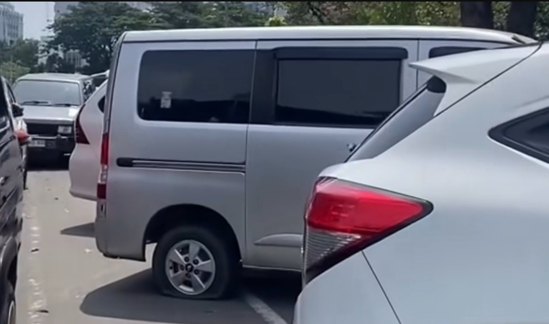 Viral! Ban Puluhan Mobil di Kawasan Monas Dikempesi, Ini Penjelasan Dishub