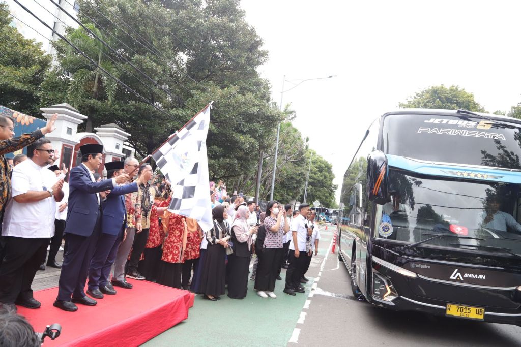 Menag Lepas Rombongan Mudik Gratis Kemenag 2025, Berangkatkan 700 Orang Pemudik ke Kampung Halaman