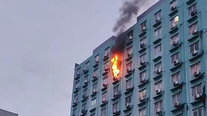 Ngeri! Kebakaran di Lantai 11 Apartemen Cengkareng: Puluhan Penghuni Dievakuasi