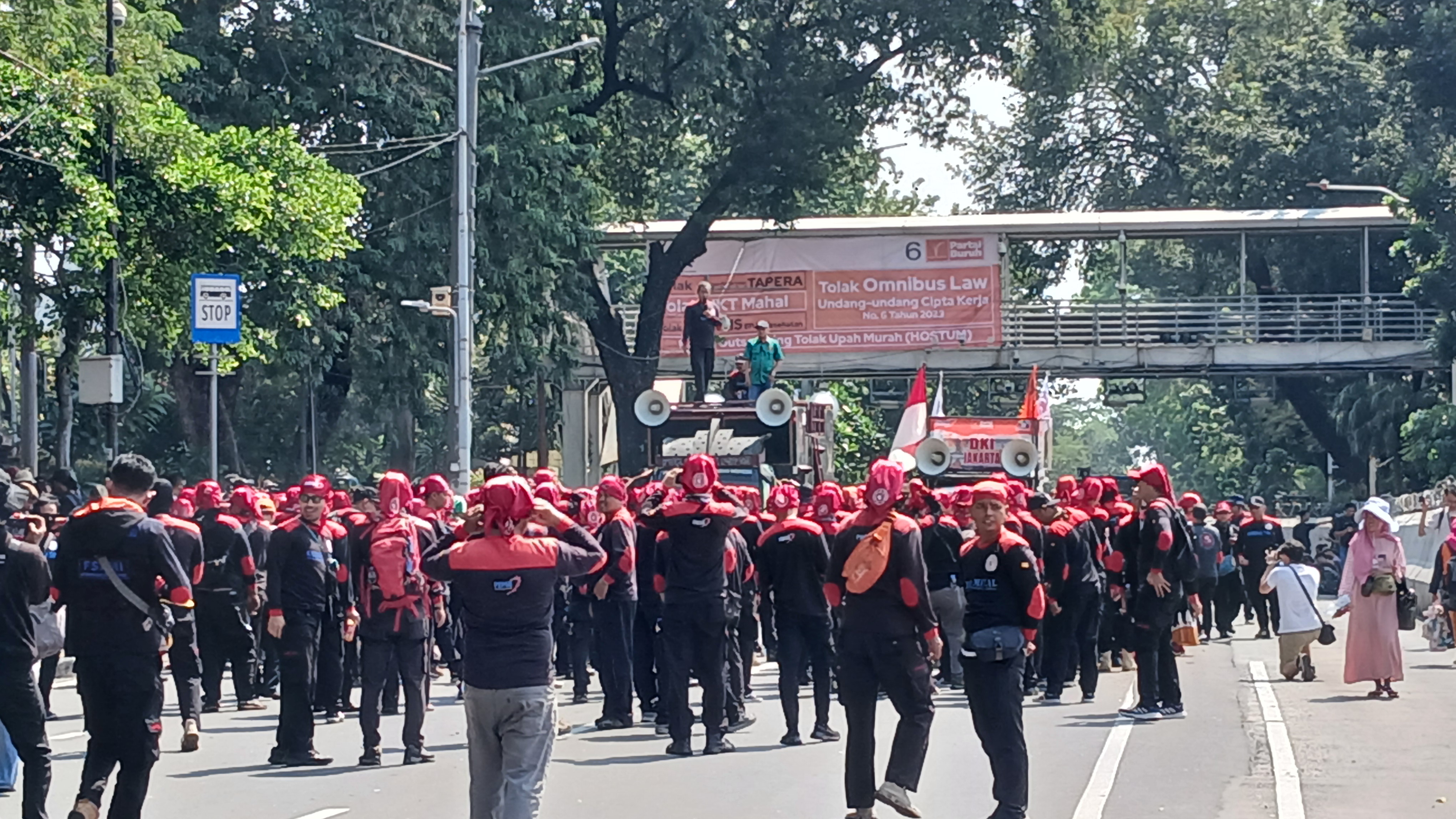 Demo Tolak Tapera, Ribuan Massa Buruh Mulai Berdatangan ke Kawasan Patung Kuda Jakpus