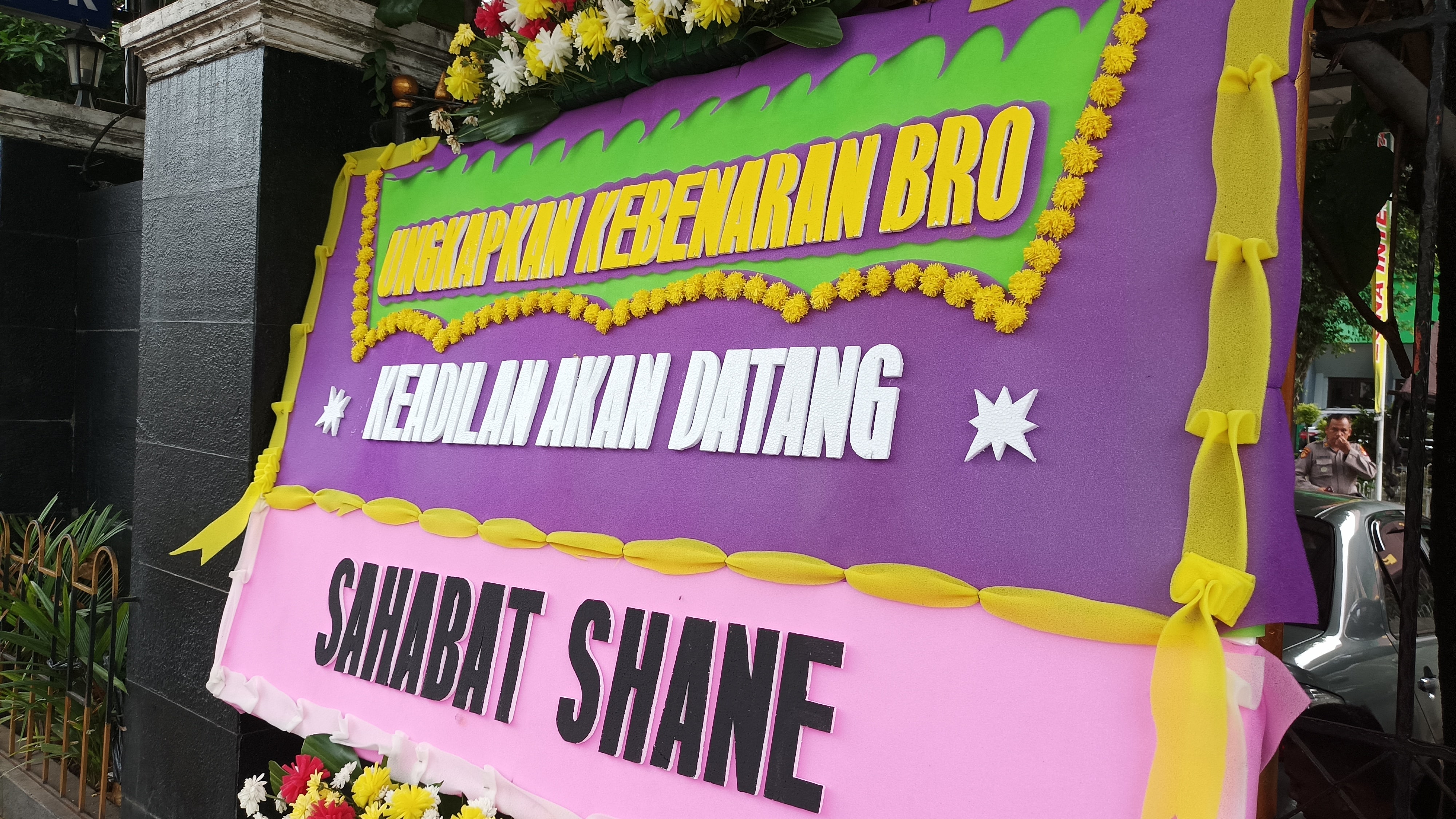 Karangan Bunga Penuhi PN Jakarta Selatan Jelang Sidang Mario Dandy dan Shane Lukas