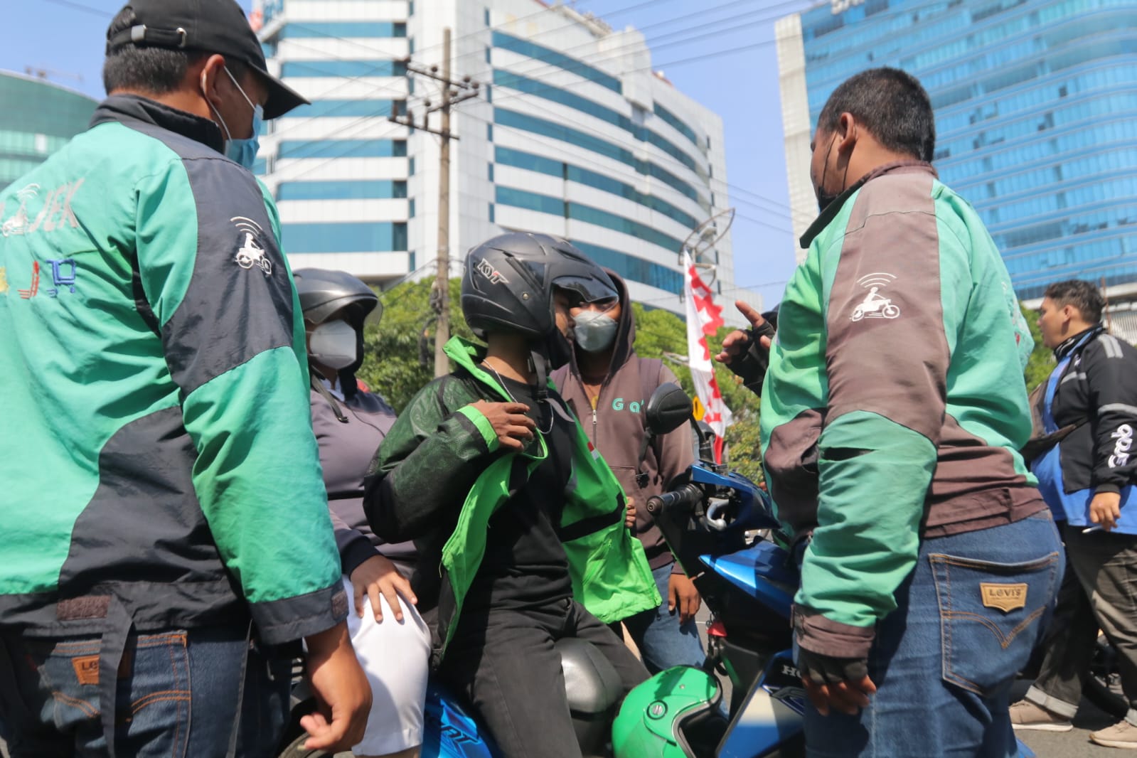 Semua Ojol Harus Ikut Demo di Surabaya, Bawa Penumpang Lepas Jaket