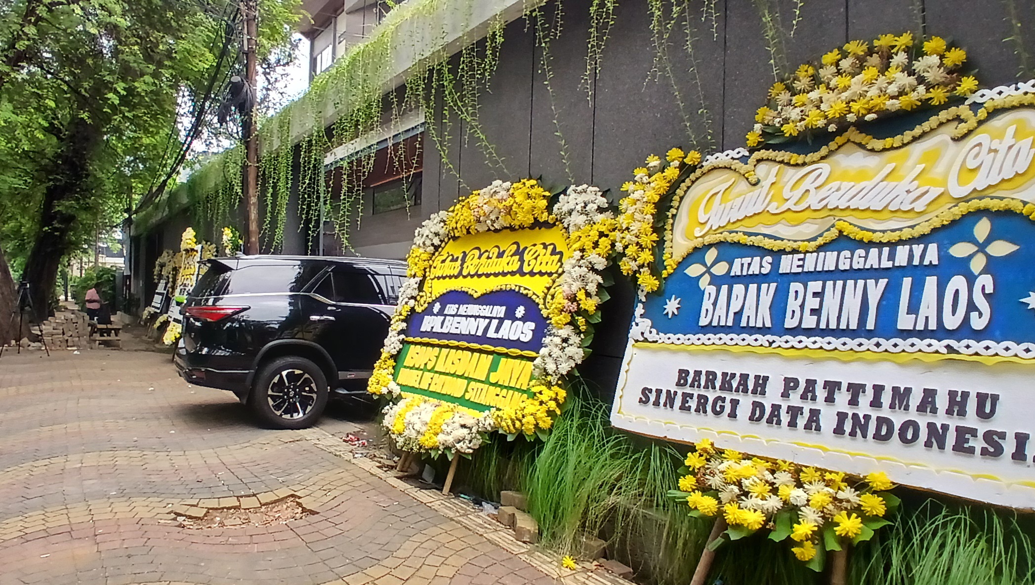 Rumah Benny Laos Dipenuhi Papan Bunga Duka Cita, AHY Hingga Rosan Roeslani