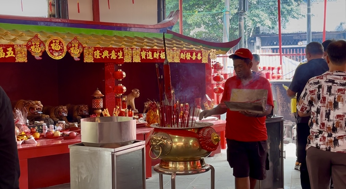 Vihara Dharma Bakti di Glodok Ramai Umat, PMKS Membludak
