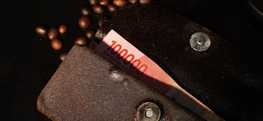 Tiga Mahasiswa DKV Undika Sulap Limbah Kopi Jadi Bio Leather