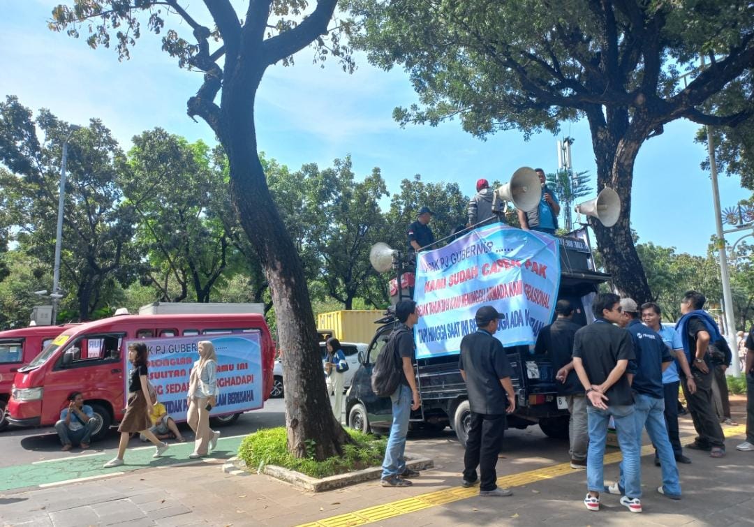 Tuntut 4 Rute Dibuka, Sopir Angkot KWK Unjuk Rasa di Depan Kantor Heru Budi