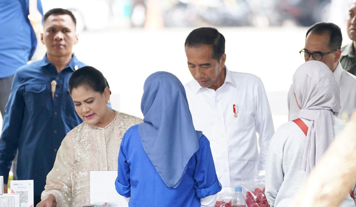 Jokowi Beri Hadiah Kalung Produksi Nasabah PNM Mekaar Bandung Untuk Ibu Iriana 