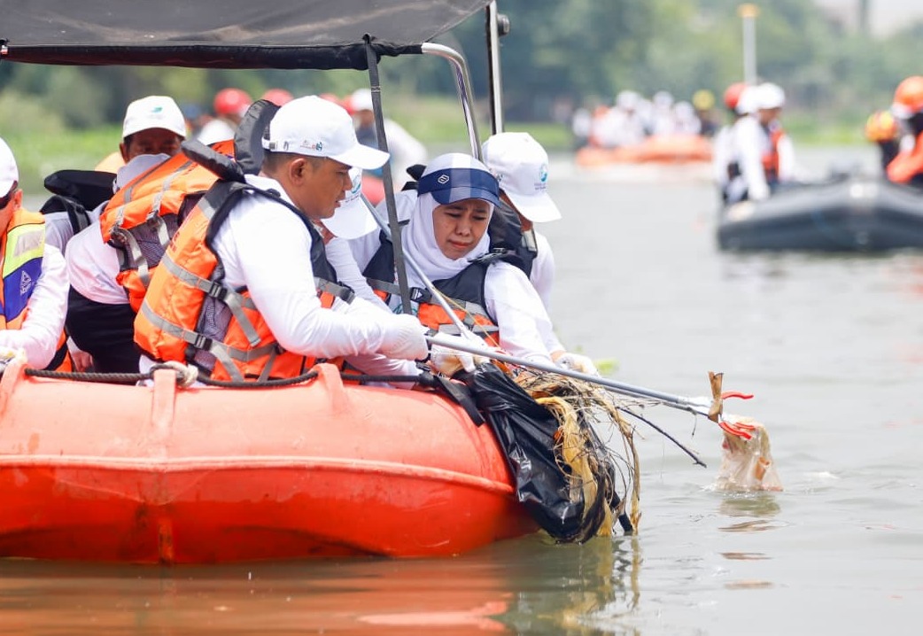 Jaga Sungai, Jaga Kehidupan, Gubernur Khofifah dan Marinir Ajak Warga Bersihkan Kali Surabaya