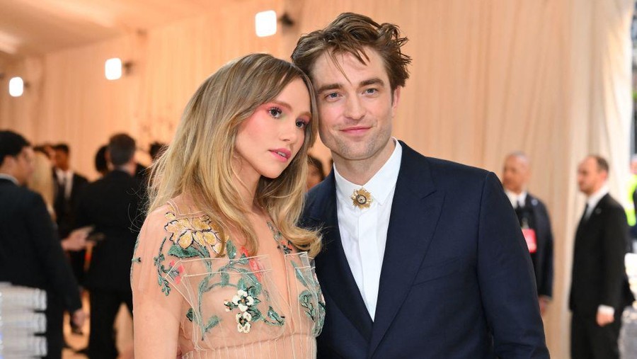 Suki Waterhouse Umumkan Hamil Anak Pertama dengan Robert Pattinson Setelah 5 Tahun Pacaran