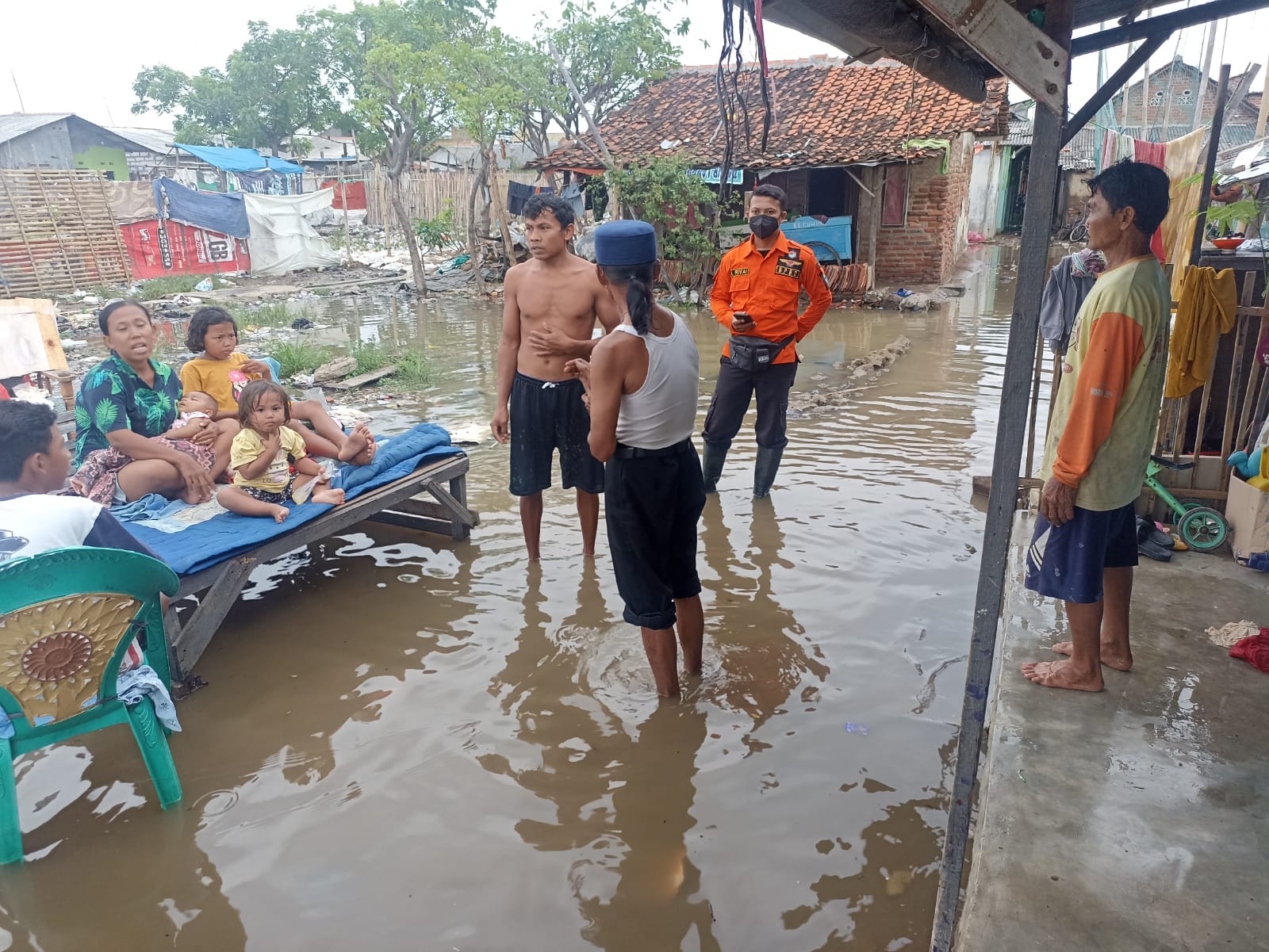 Genangan Air Rob Turun, Warga Kota Cirebon Diminta Tetap Waspada Banjir Susulan  