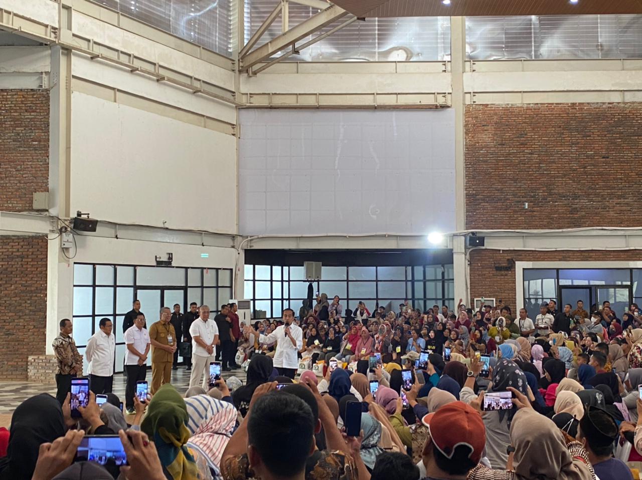Jokowi Bagikan Bantuan Beras Bulog ke 1.067 Warga Tangsel