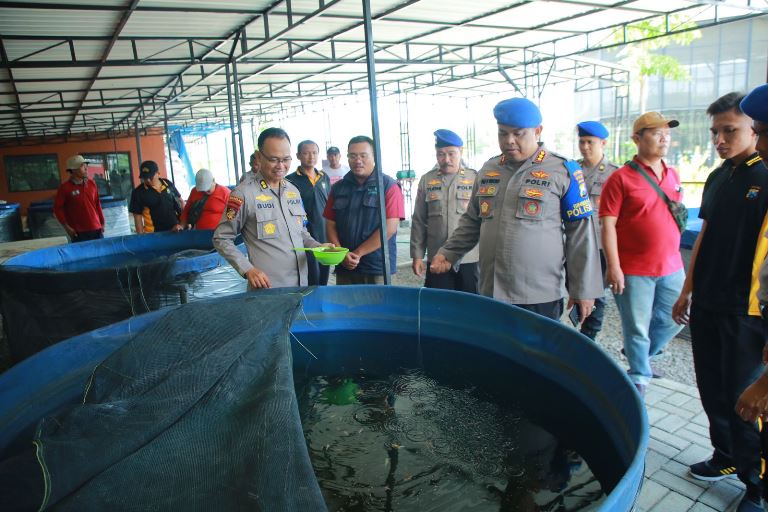 Dukung Ketahanan Pangan, Ditpolairud Polda Jatim Beri Bantuan Ribuan Bibit Lele