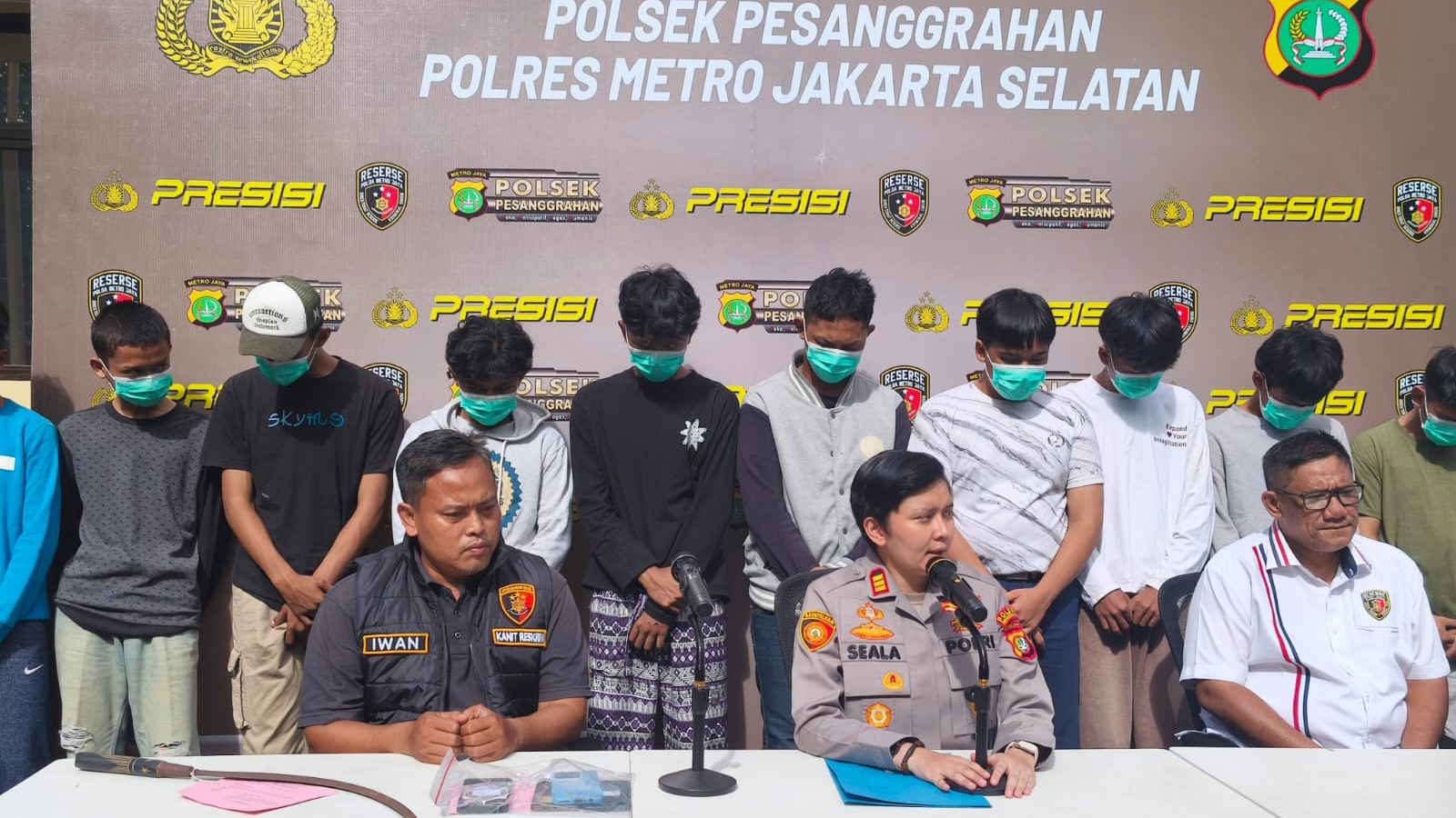 Nekatnya Pelajar Zaman Sekarang: Patungan Rp10 Ribu untuk Beli Celurit, Endingnya Ditangkap Bu Seala!