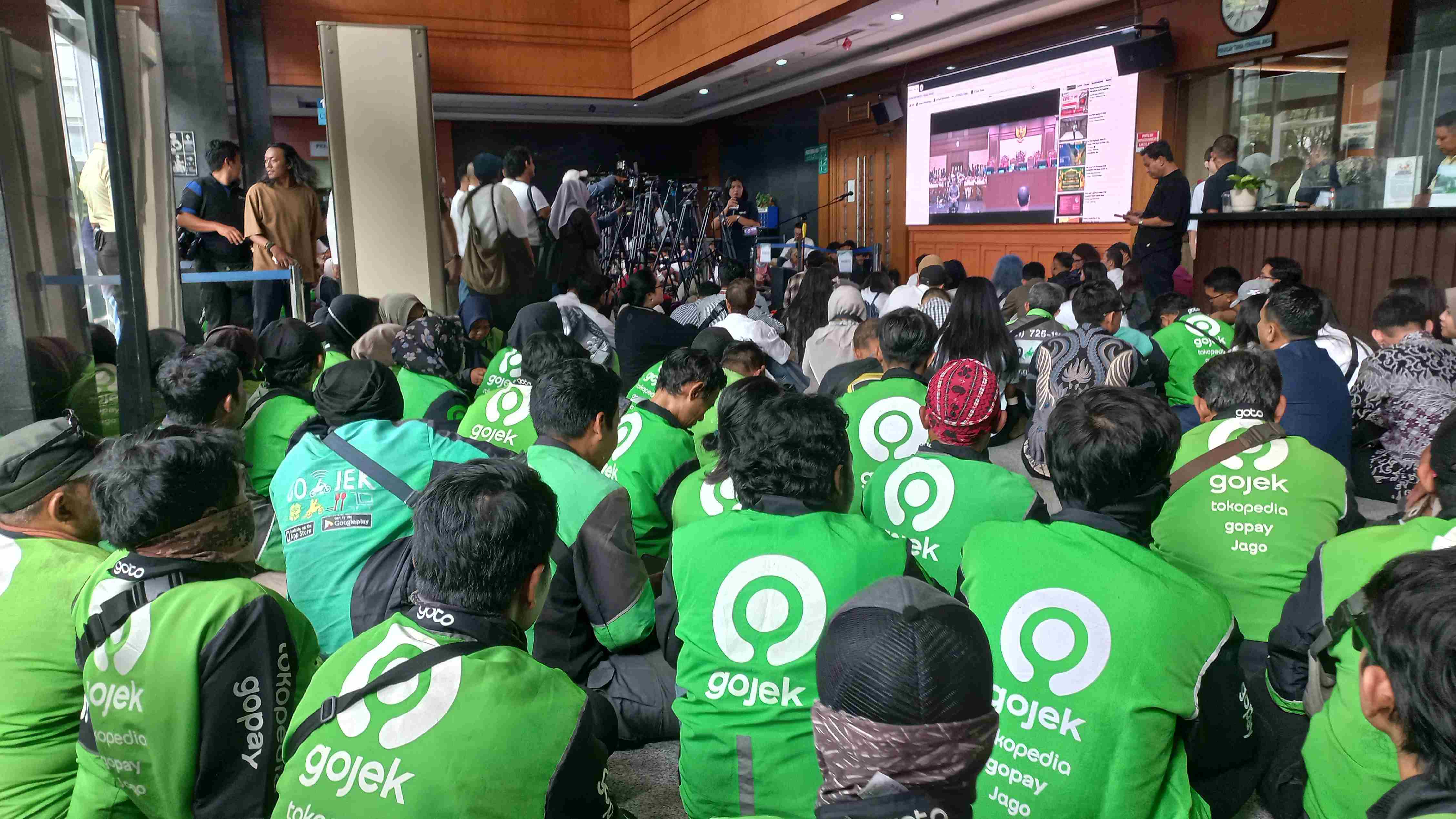 Bak Nobar Piala Dunia, Ojol Padati Lobi Pengadilan Saksikan Sidang Vonis Nadiem