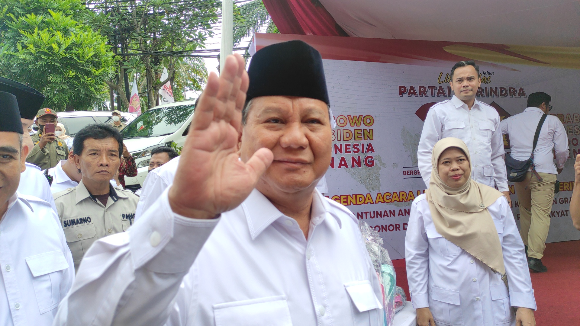 Prabowo Langsung Beri Santunan ke Anak Yatim dan Kaum Dhuafa Begitu Sampai di DPP Partai Gerindra