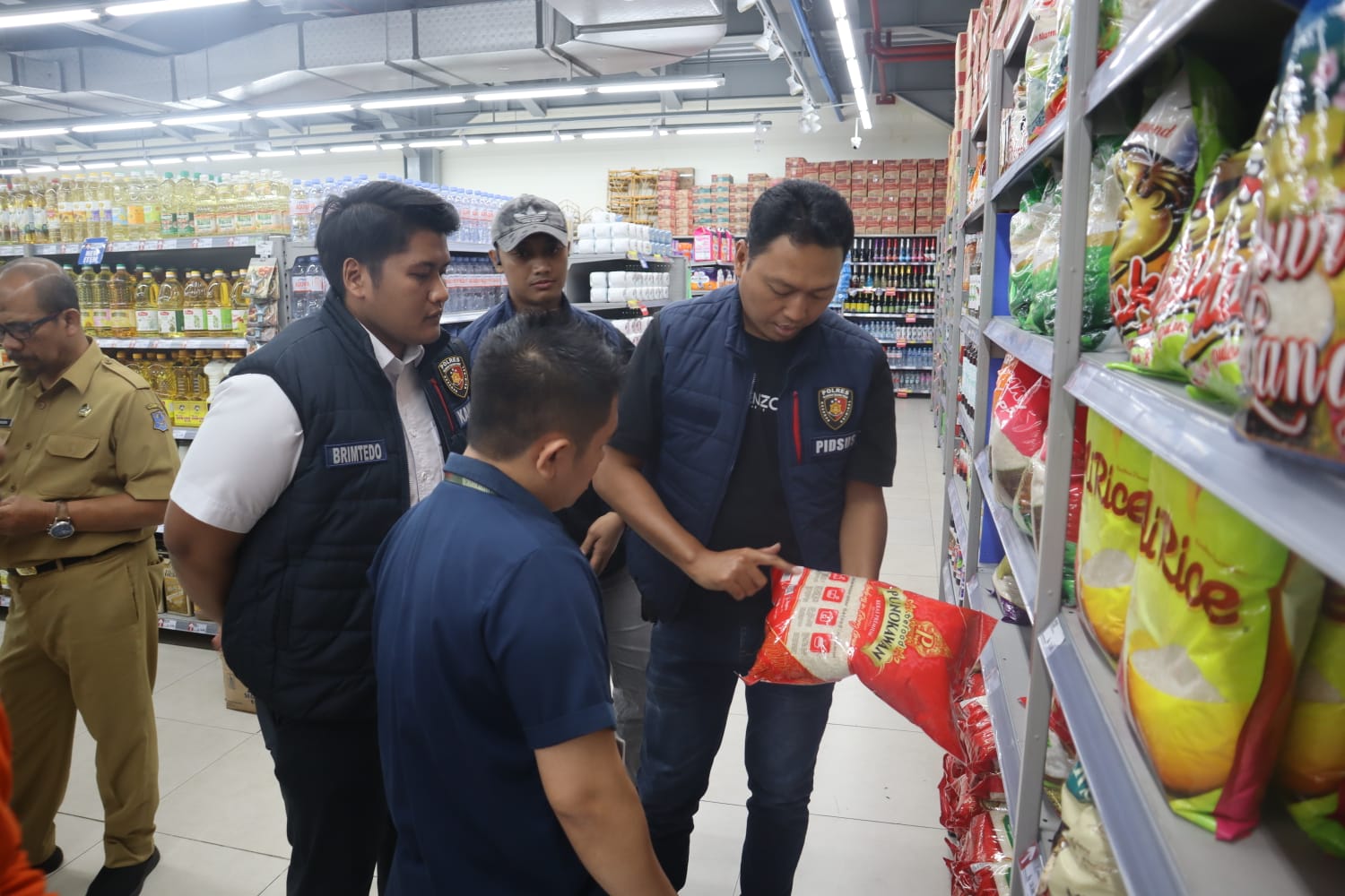 Cegah Penimbunan, Polisi Surabaya Sidak Pasar dan Agen Gas Jelang Nataru