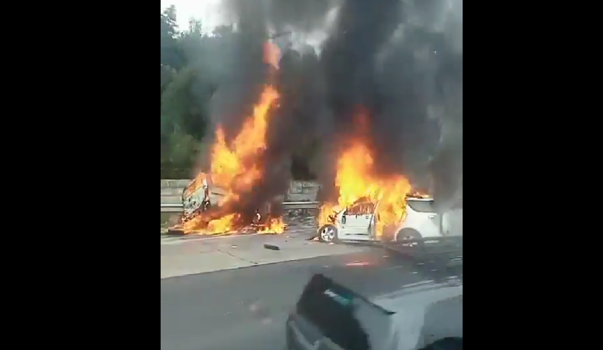 Adu Banteng Bus Primajasa, Pemudik Tewas Terbakar Dalam Mobil di Tol Cikampek