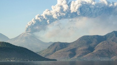 Gunung Lewotobi Laki-laki Erupsi, Polda NTT Imbau Masyarakat Waspada
