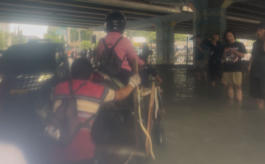Jasa Ojek Gerobak, Jadi Penyelamat Pemotor Terjebak Banjir di Perempatan Puri