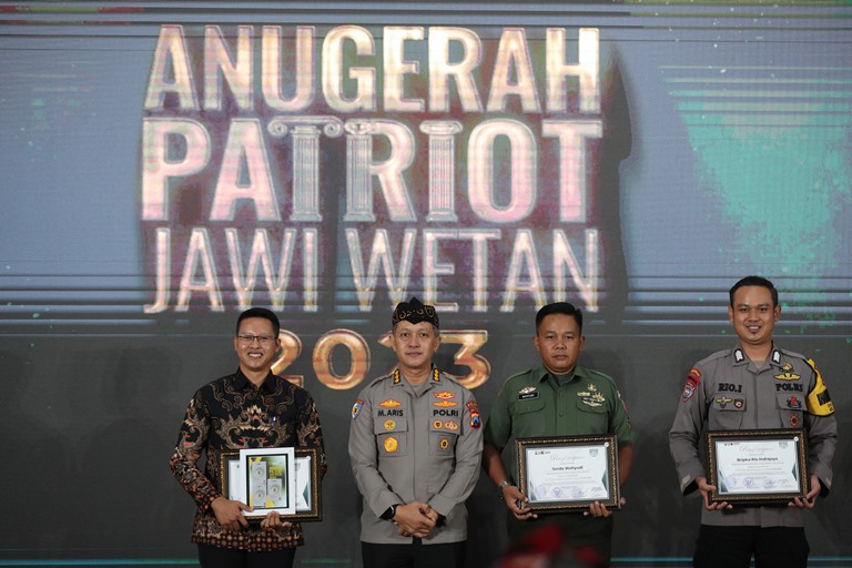 Patriot Tiga Pilar Kelurahan Ploso, Kabupaten Pacitan: Kampung Rebana Klasik dan Aplikasi Keamanan untuk Warga