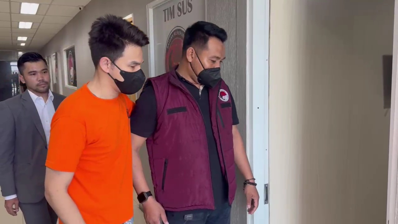 Terjerat Obat Keras pada Rokok Elektrik, Jonathan Frizzy Terancam Hukuman Penjara 12 Tahun!