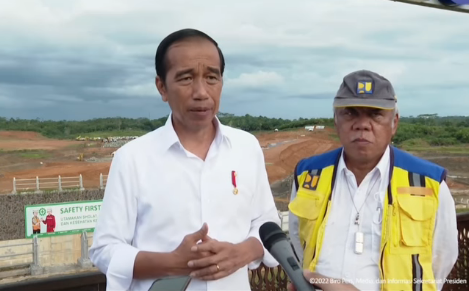 Kocaknya Bunyi Nada Dering Jadul Ponsel Menteri Basuki saat Temani Jokowi di IKN, Reaksinya Bikin Heboh