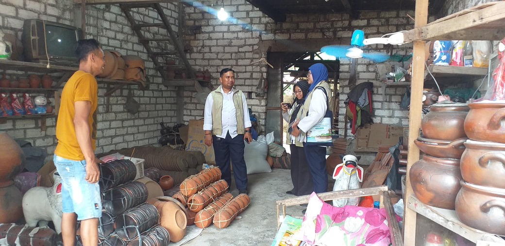 Universitas Tebuka Surabaya Melirik Tradisi Gerabah Desa Gampangsejati