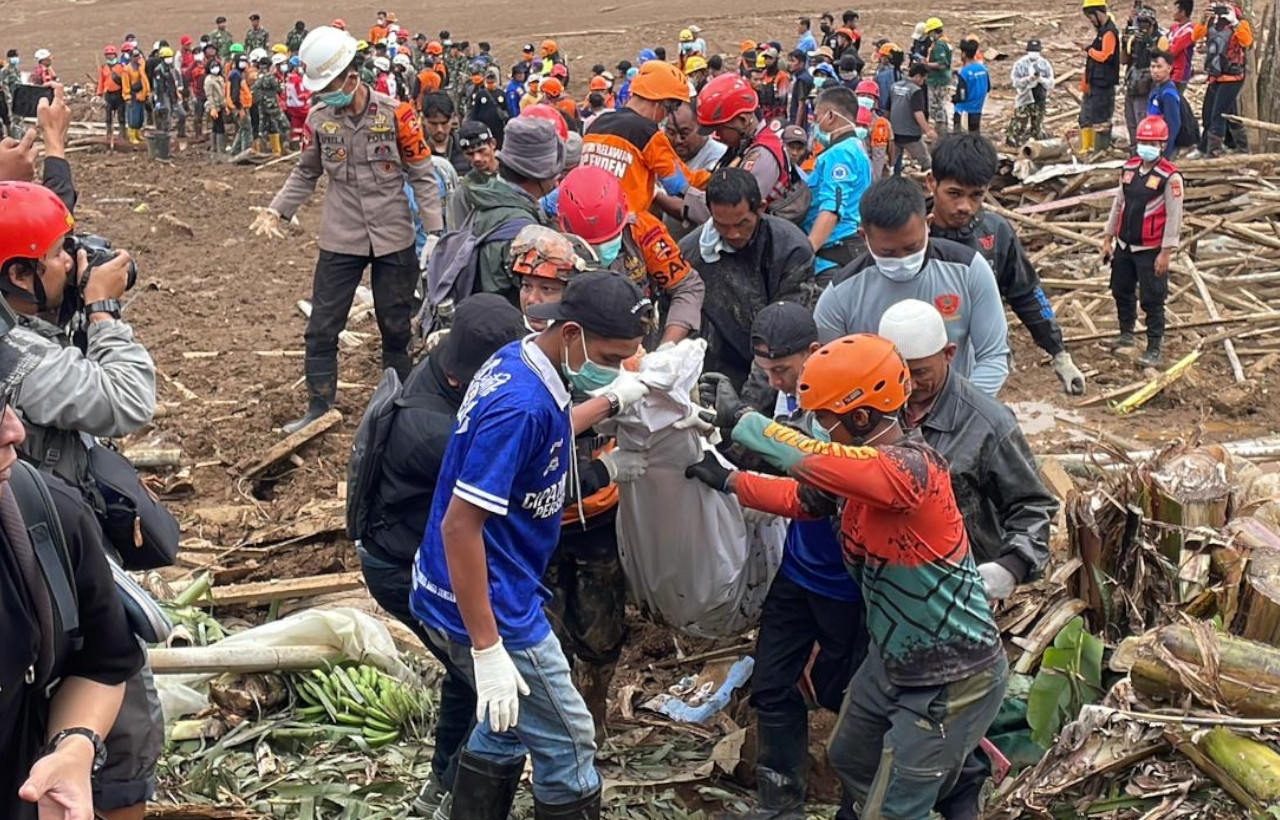 Update Longsor Bandung Barat: 53 Korban Dievakuasi, 35 Jenazah Teridentifikasi 