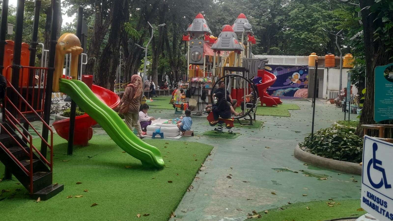 Hari Kedua Lebaran, Taman Bungkul Relatif Lebih Lengang Ketimbang Hari Minggu Biasa