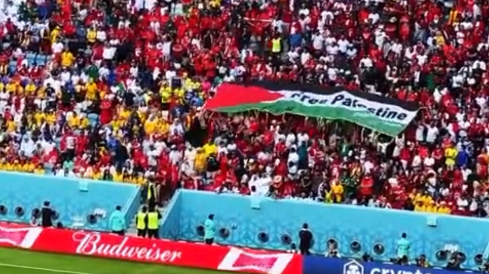 Suporter Tunisia Bentangkan Bendera Palestina saat Melawan Australia: Orang Arab Tidak Akan Melupakan Ini