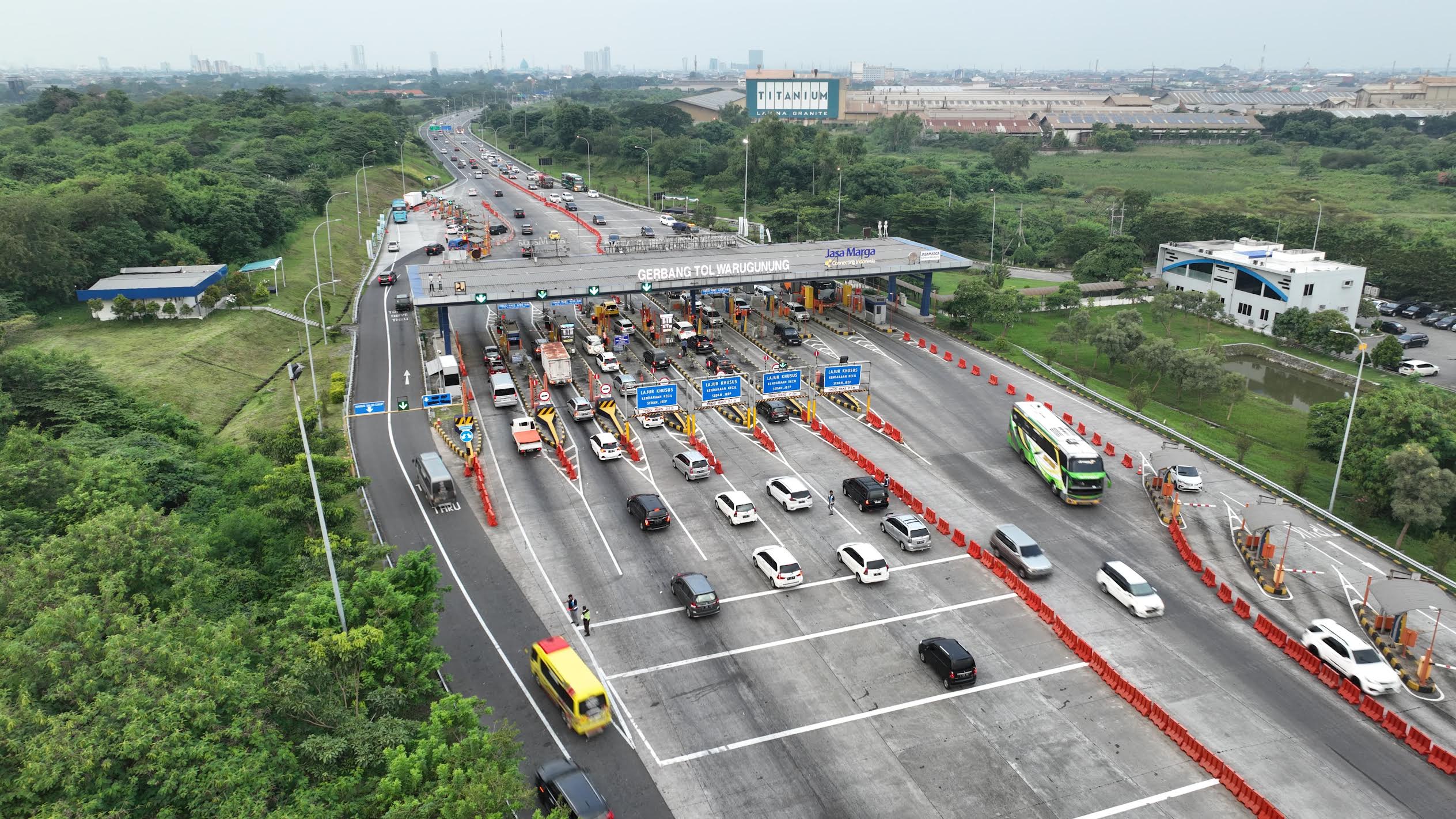 JTT Catat 521 Ribu Kendaraan Tinggalkan Jakarta Melalui GT Cikampek Utama