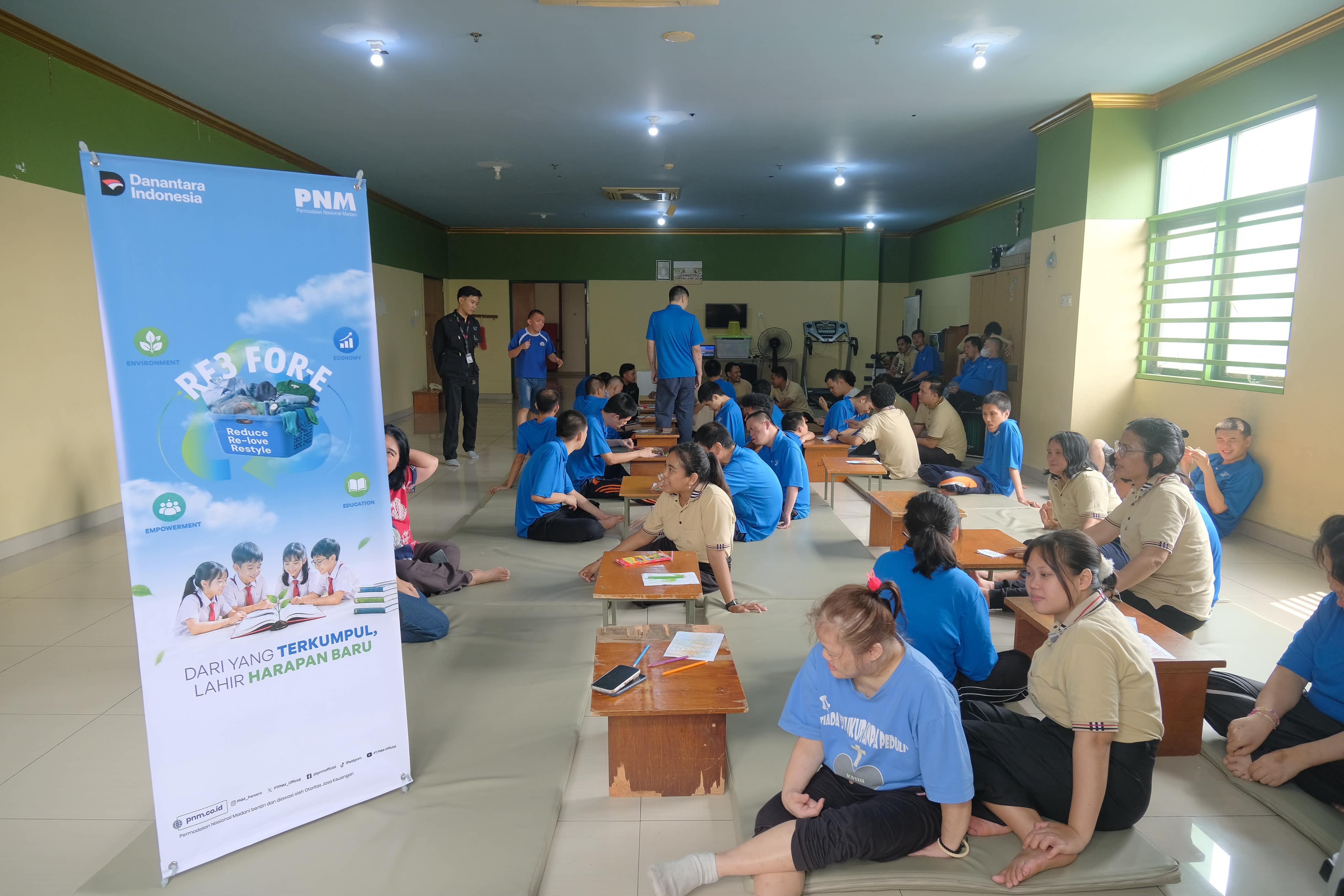 PNM Salurkan Pakaian Hasil RE3 For-E untuk Disabilitas dan Lansia
